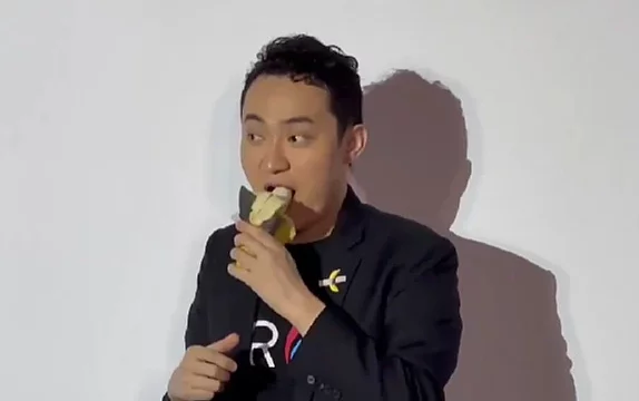 “Është më e mirë se të tjerat”, kripto-sipërmarrësi hëngri bananen për të cilën pagoi 6.2 milionë euro