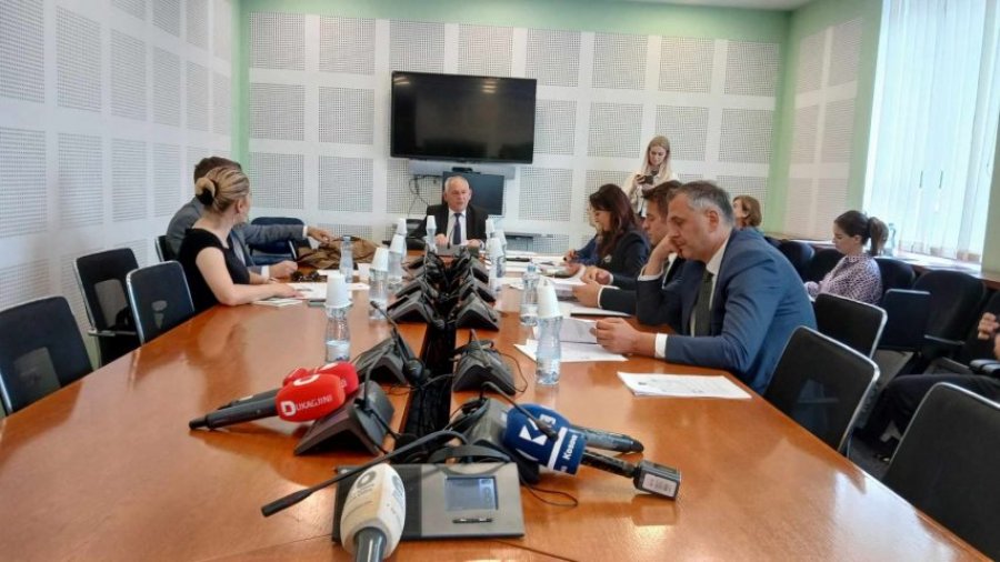 Nëntë ish-ministra sot intervistohen nga Komisioni hetimor për tekste mësimore
