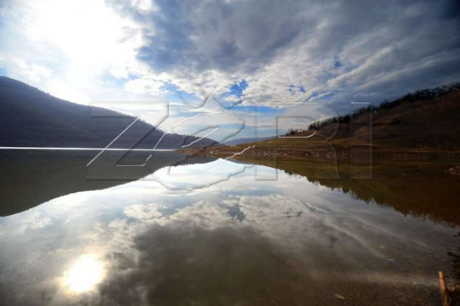 Vazhdon të jetë i papijshëm uji në liqenin e Badocit