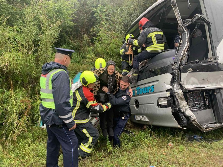 Aksident mes një kamioni dhe një autobusi në Carralevë, tre të lënduar