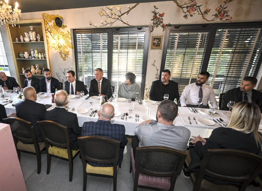 Kurti dhe disa ministra takojnë kryetarin e Zubin Potokut, i ofrojnë përkrahje