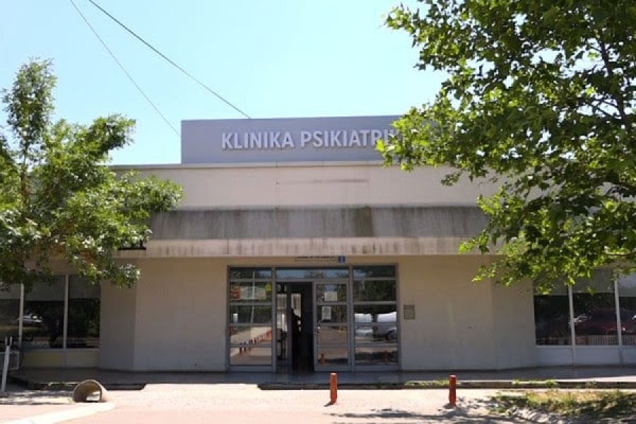 Një burrë në Klinë rrah brutalisht gruan, prokurori vendos ta çojë në Psikiatri