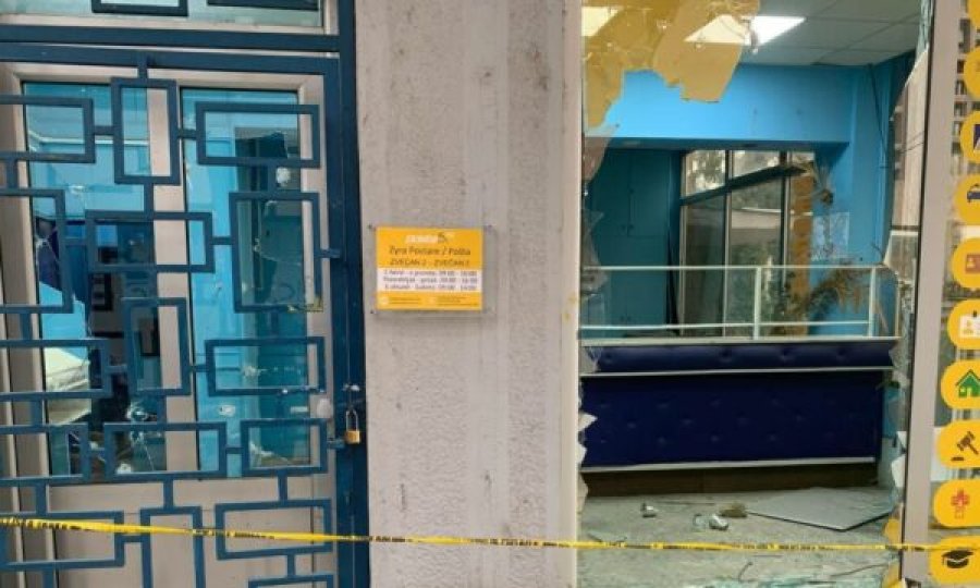 Xhama të thyer, pamje nga shpërthimi që ndodhi pas mesnatës te zyrat e Postës së Kosovës në Zveçan