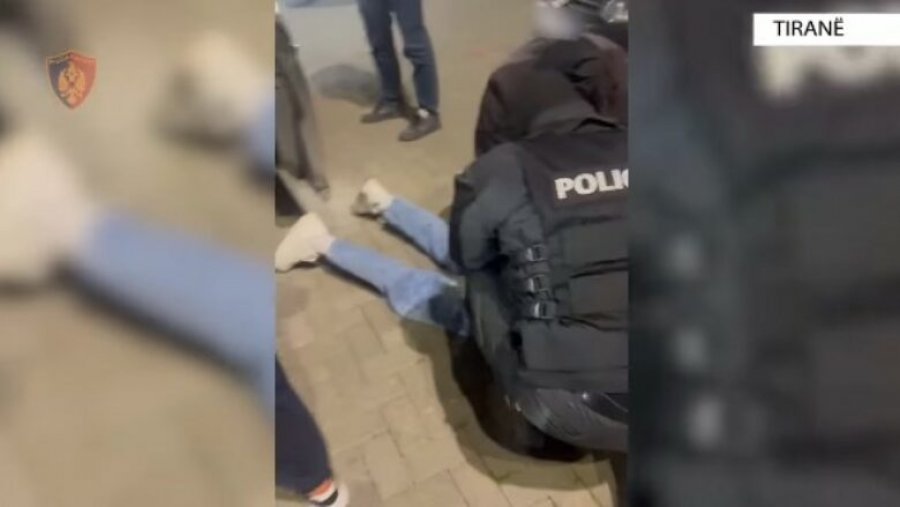 Trafikonin armë në Tiranë, Policia e Shqipërisë publikon pamje nga arrestimi i dy kosovarëve