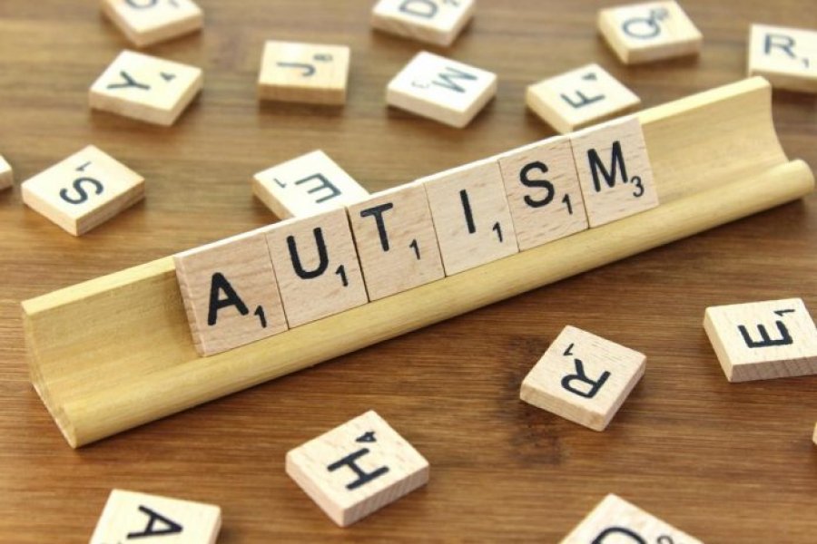 “Autizmi nuk shërohet me ilaçe”, psikologia apelon prindërit të mos bien pre e blerjeve online