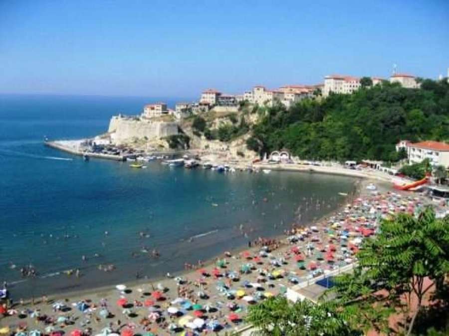 Ulqini me rregulla të reja për pushuesit – Gjobë deri në 500 euro për ata që lëvizin me rroba banjo jashtë plazhit