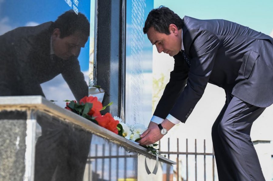 Kurti bëri homazhe në Rezallë të Skenderajt: Ky krim është dëshmi e gjenocidit në Kosovë