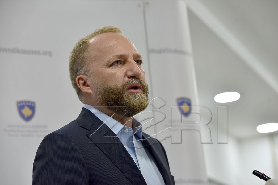 Mbeti jashtë Kuvendit, reagon Abelard Tahiri