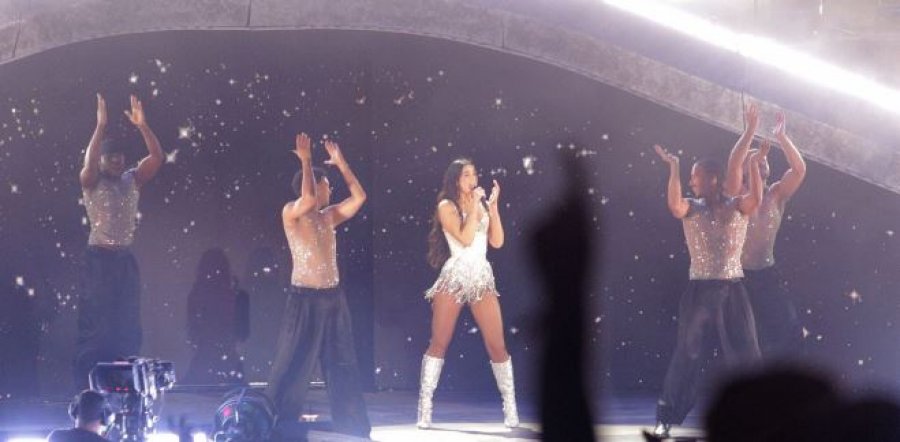 Dua Lipa mahnit Prishtinën në natën e parë të festivalit “Sunny Hill 2025”
