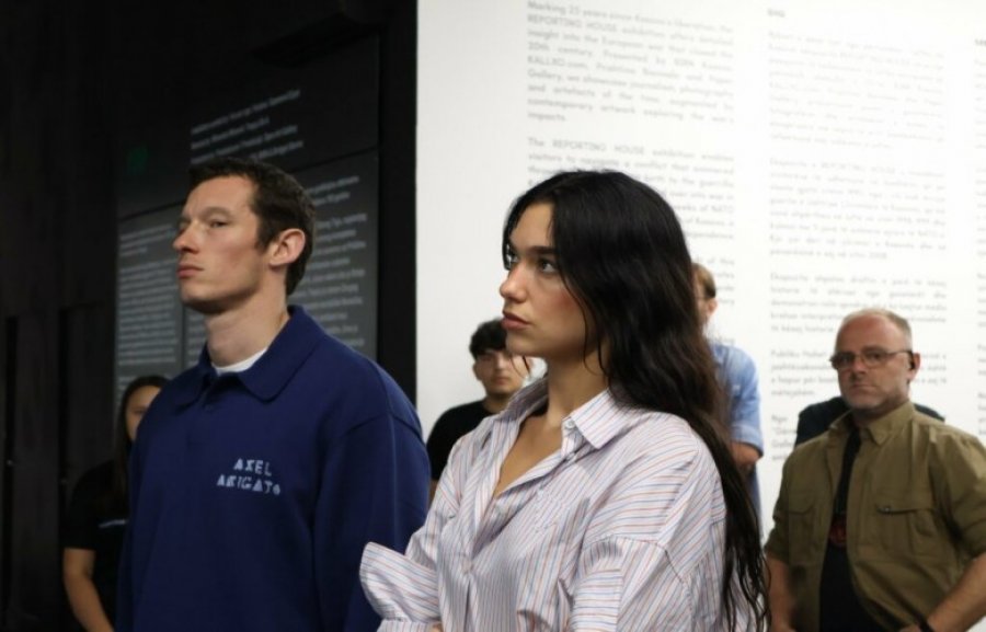 Dua Lipa viziton “Reporting House”, i përgëzon për punën në muze