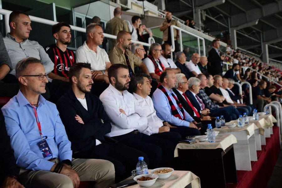 Kf Shkëndija bashkon politikën shqiptare në RMV: Krerët e Vlenit dhe AKI-së në të njëjtën tribunë