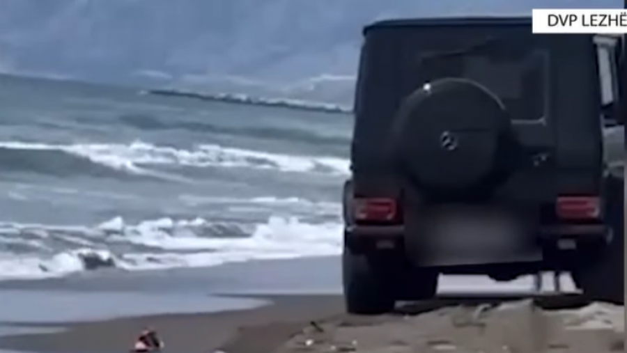 “G-Class” në rërë, 23-vjeçari bën xhiro buzë detit në Lezhë