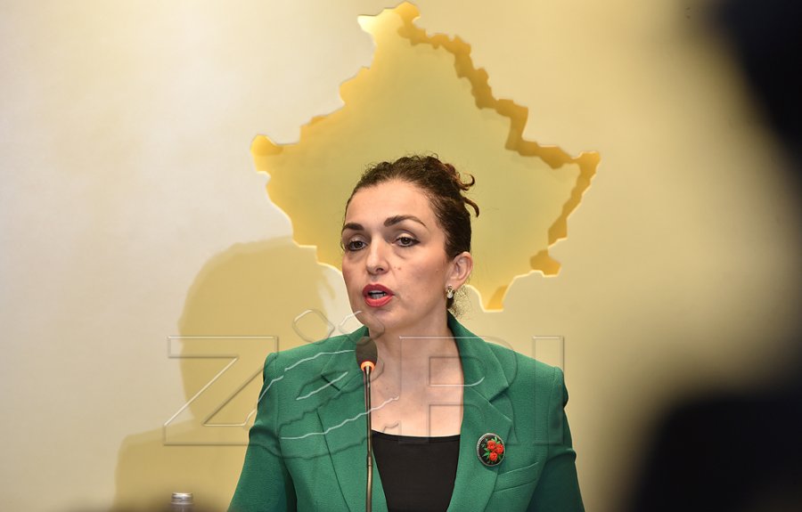 Osmani tërheq lëndën e saj nga Kushtetuesja për ngërçin politik