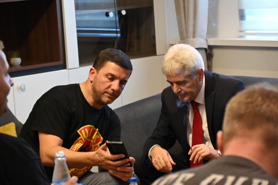 Ali Ahmeti takon kryetarin e PDK-së Memli Krasniqi pas protestës së organizuar nga veteranët e UÇK-së