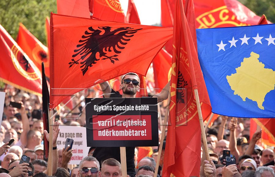 AP: Veteranët protestuan kundër gjykatës së mbështetur nga BE-ja që ndjek penalisht ish-luftëtarët