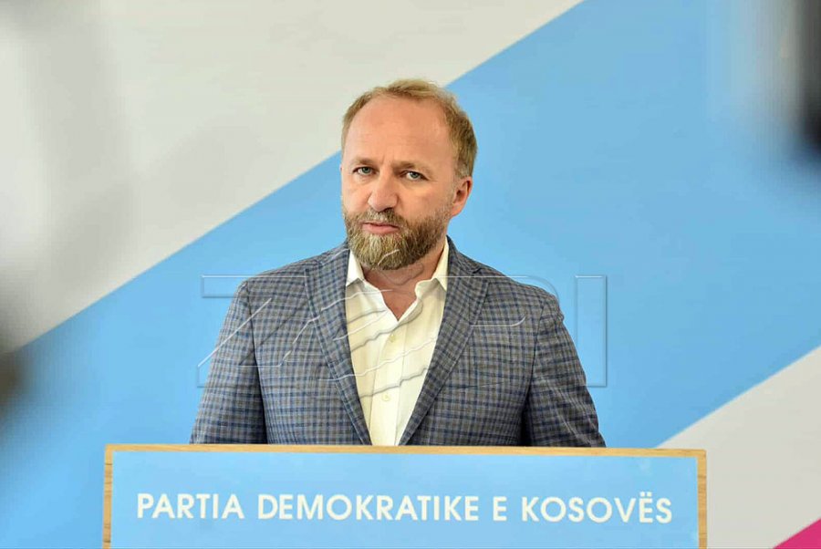 Sulmet e VV-së ndaj Kushtetueses, Tahiri: Policia duhet t'i nis hetimet ndaj Dejona Mihalit
