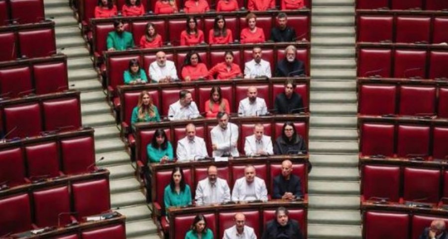 Parlamenti italian në ngjyrat e Palestinës, deputetët sfidojnë heshtjen me akt simbolik