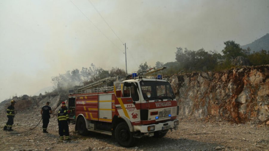 Dronët po filmojnë vende të shumta me vatra zjarri në Mal të Zi - arrijnë ndihma ajrore nga Hungaria, Çekia e Italia