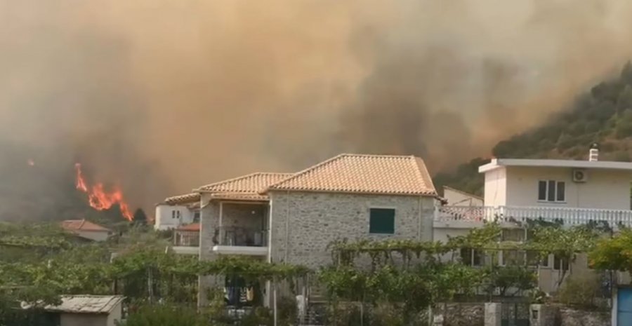 Shtëpitë rrethohen nga zjarri në Kasapaj të Delvinës, flakët përhapen me shpejtësi
