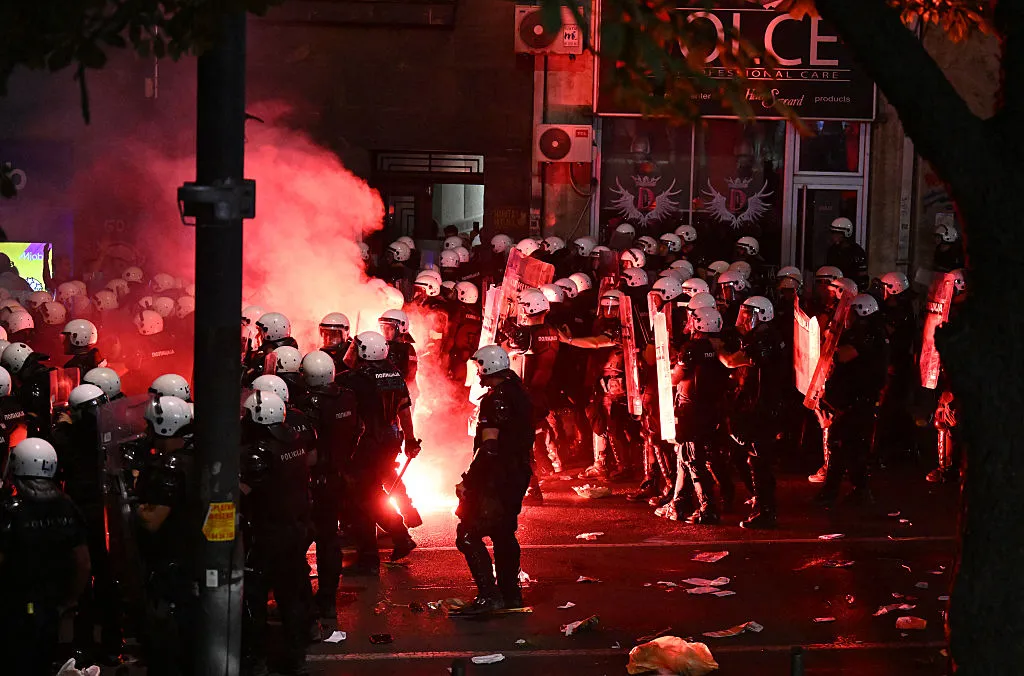 Tensionet në Serbi, Vuçiqi thotë se u plagosën 64 qytetarë dhe 16 policë