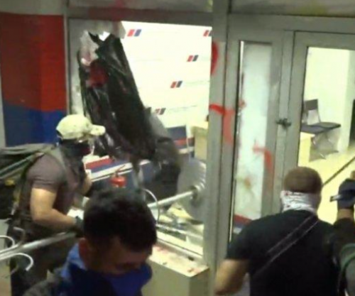 Shpërthejnë protestat edhe sonte në Novi Sad, thyhen zyret e partisë së Vuçiqit