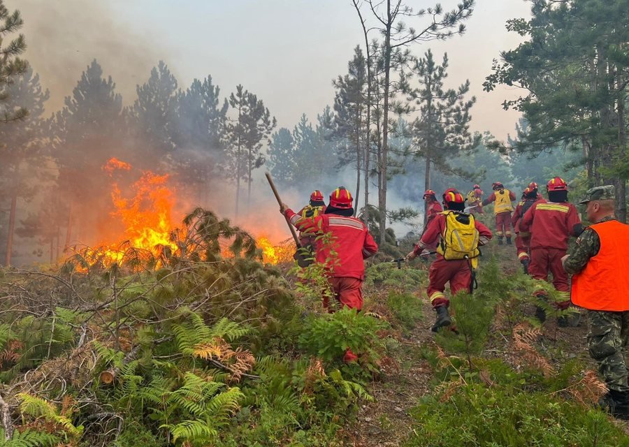 Situata nga zjarret pjesërisht stabile në Shqipëri, 23 vatra ende aktive 