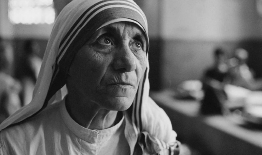 Vizita e parë e Nënë Terezës në Shqipëri