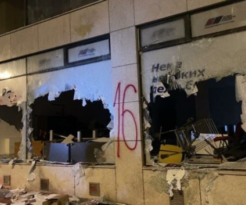 Pamje nga “Rruga e Kosovës” në Novi Sad, raportohet se janë demoluar krejtësisht zyrat e partisë së Vuçiqit