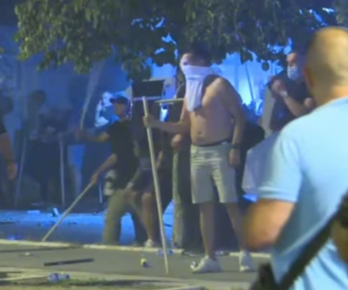 Protestë e dhunshme në Serbi:Thirrje për largimin e Vuçiqit, plagosen dhjetëra persona