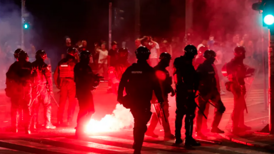 Protesta masive në Beograd dhe nëntë qytete të tjera kundër regjimit të Vuçiqit