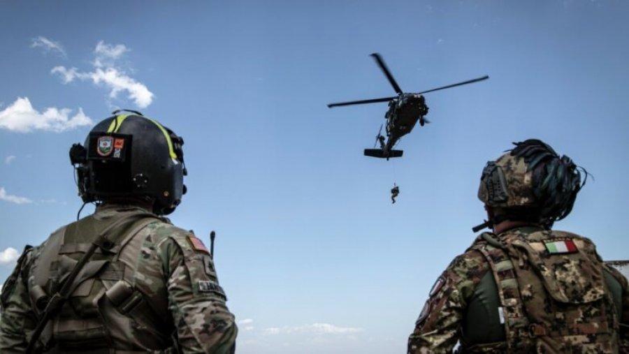 KFOR-i zhvillon stërvitje për evakuim mjekësor në Pejë me helikopter Black Hawk
