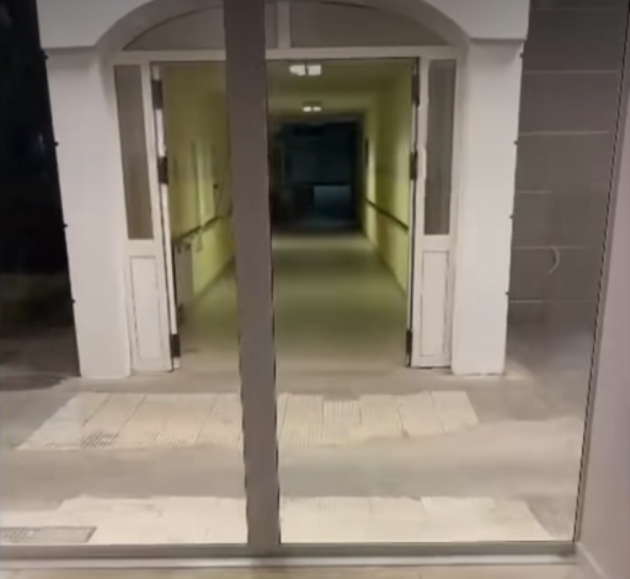 Kosovari shkoi me vajzën e sëmurë në Urgjencën e Lezhës, por i gjeti të gjithë në gjumë