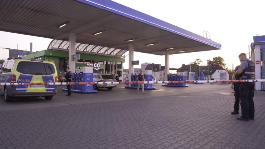 Një polic u qëllua për vdekje, pamje të incidentit ku ndodhi një grabitje e një pompe benzine në Gjermani