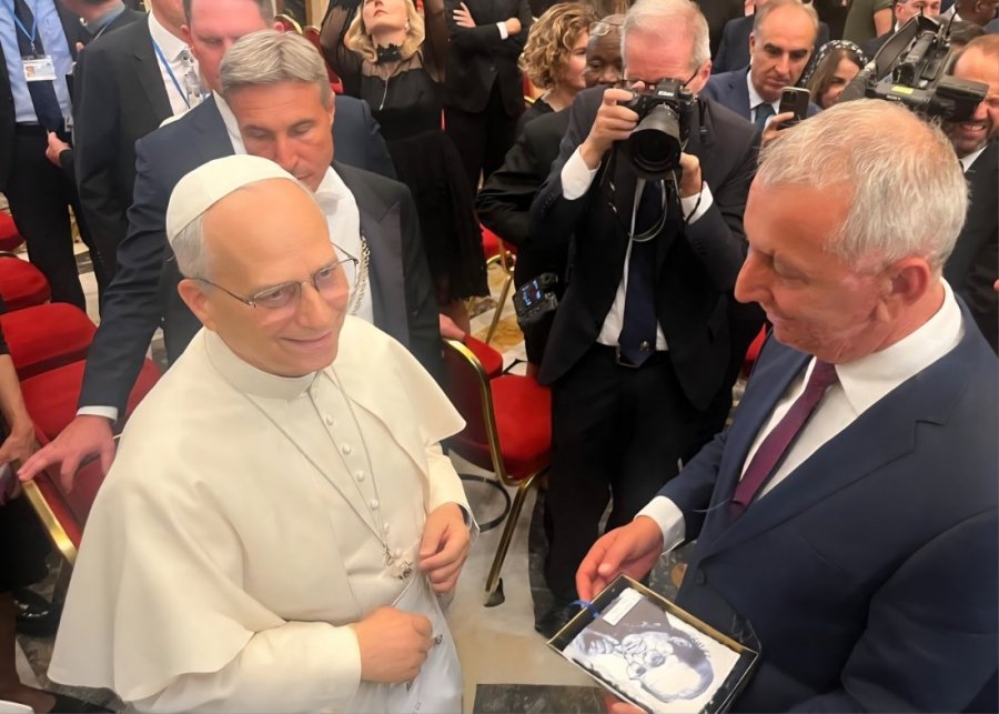 Anton Quni e takon Papa Leon XIV, i dhuron pikturë të Ibrahim Rugovës
