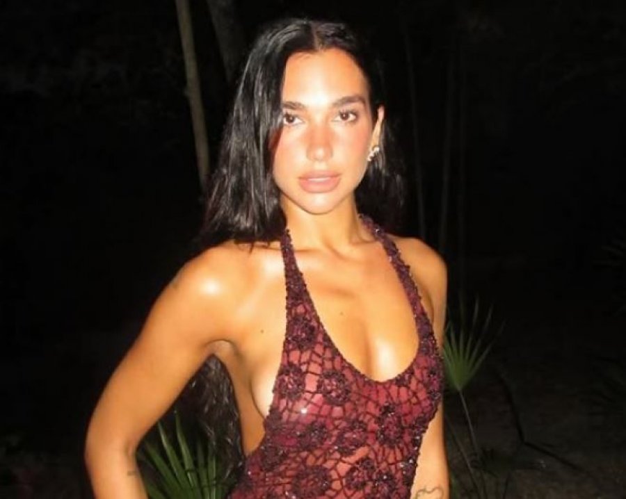 Dua Lipa shkëlqen me një fustan të kuq transparent për ditëlindjen e saj të 30-të