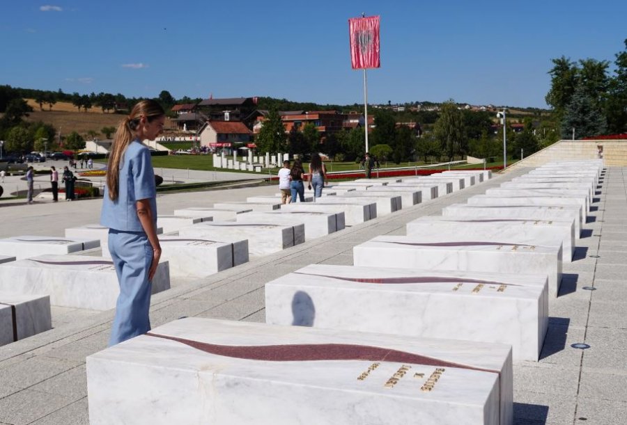 Emina Çunmulaj viziton Prekazin: Sakrifica e tyre është themeli i lirisë sonë