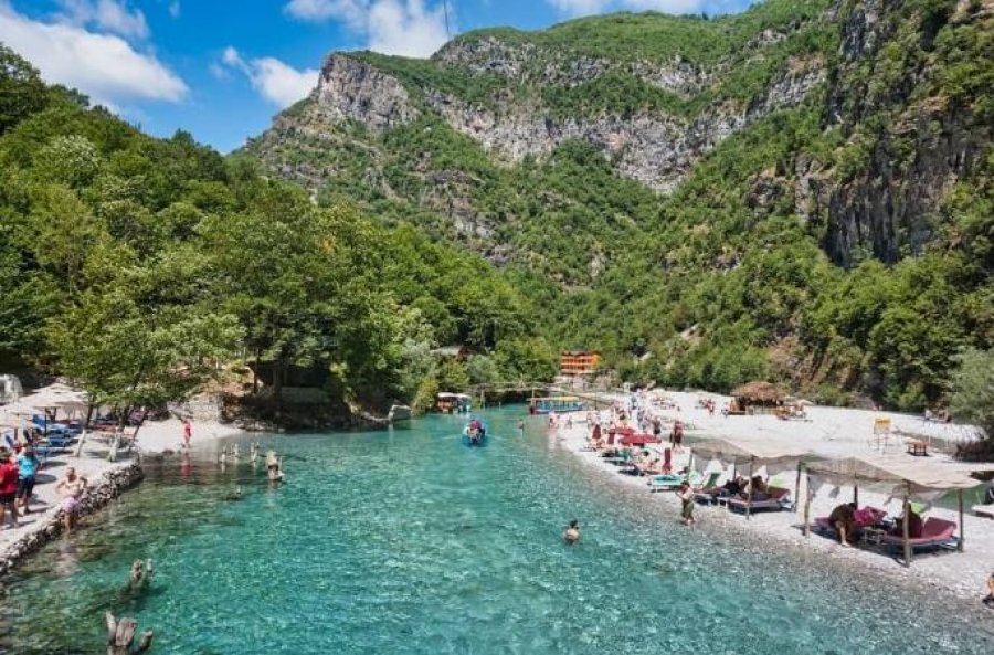 “The Mirror”: Lumi i Shalës apo Tajlanda e Evropës, mahnit vizitorët e huaj