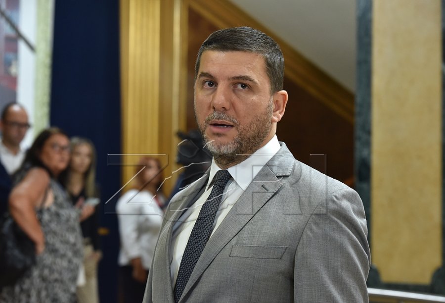 Krasniqi i kundërpërgjigjet Abdixhikut: Do të ishte mirë të bëhet pjesë e zhbllokimit, e kam lutur ta bëjmë qeverinë e ish-opozitës