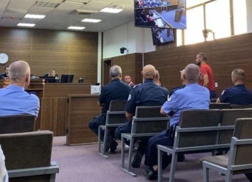 Shtyhet seanca ndaj të akuzuarve për vrasjen e 89-vjeçarit, ish-polici insistoi në vazhdimin e saj