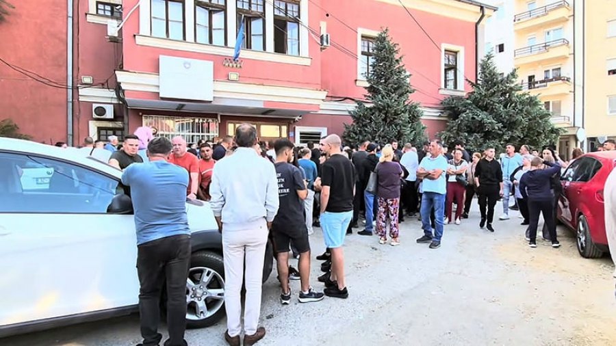 Dhjetëra qytetarë serbë presin para ASK-së për t’u regjistruar