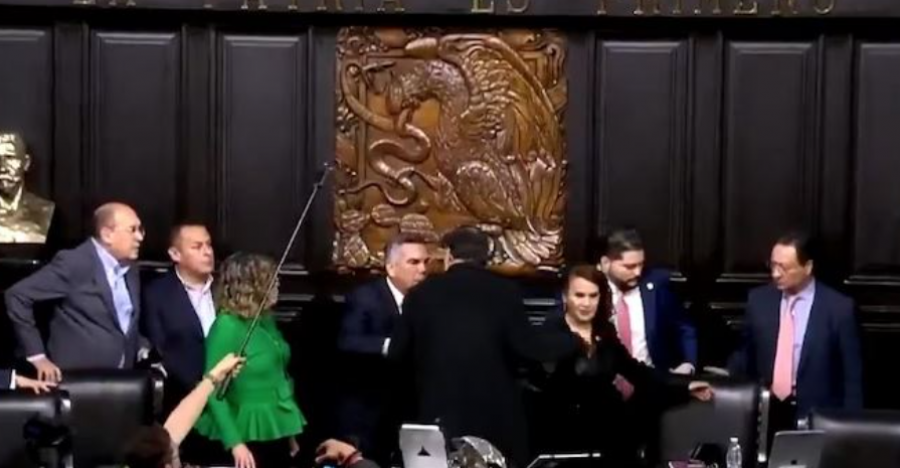 Plas grushti në Senatin e Meksikës