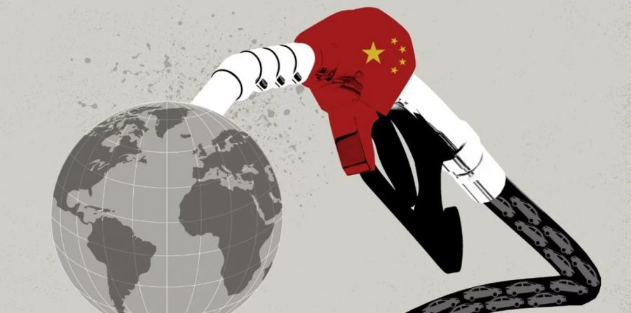 Kina po synon botën me makina me benzinë që nuk mund t’i shesë në vendin e saj