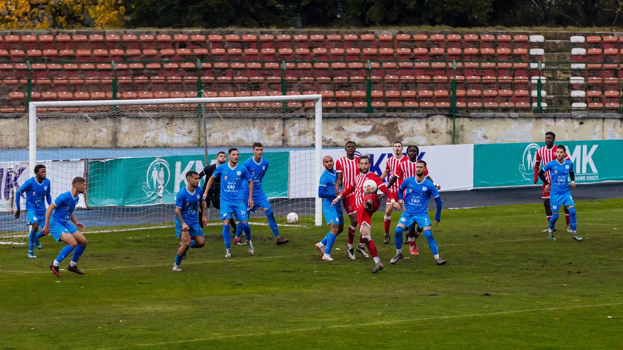 Futbollistët dhe trajneri i Skënderbeut rrihen nga stafi dhe lojtarët e KF Iliria para nisjes së ndeshjes