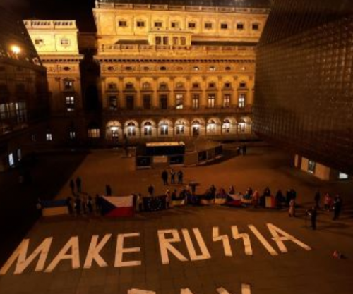 Protestuesit në Pragë kërkojnë që asetet ruse të ngrira t’i jepen Ukrainës