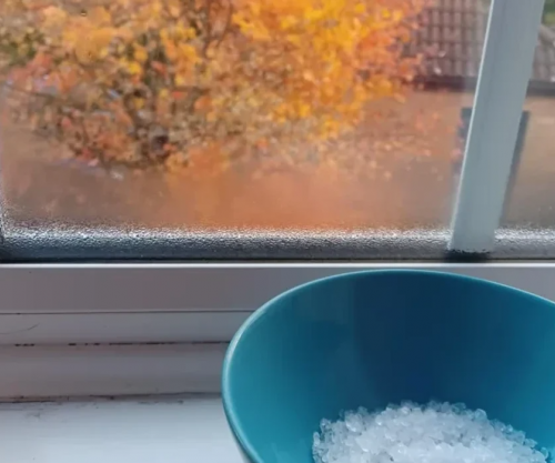 Kripa në dritare, zgjidhja e thjeshtë për të luftuar lagështinë gjatë dimrit