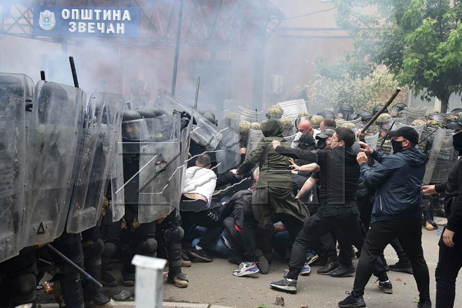 Dy vjet burgim dhe 14 mijë euro gjobë ndaj të akuzuarit për sulm ndaj pjesëtarëve të KFOR-it dhe policisë në Zveçan