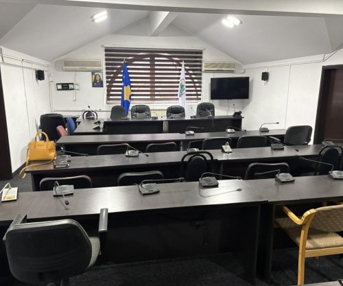 Simbolet dhe flamuri i Kosovës në Kuvendin Komunal të Mitrovicës Veriore, ku do të betohet kryetari i ri
