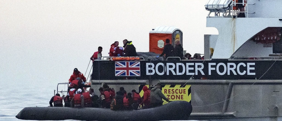 Britania ashpërson politikat, shqiptarëve me azil të refuzuar u ofrohen deri në 10,000 paund për t’u larguar