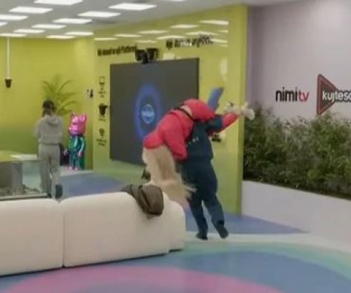 Momente qesharake: Toney kap Benitën në krahë dhe vrapon rreth shtëpisë [video]