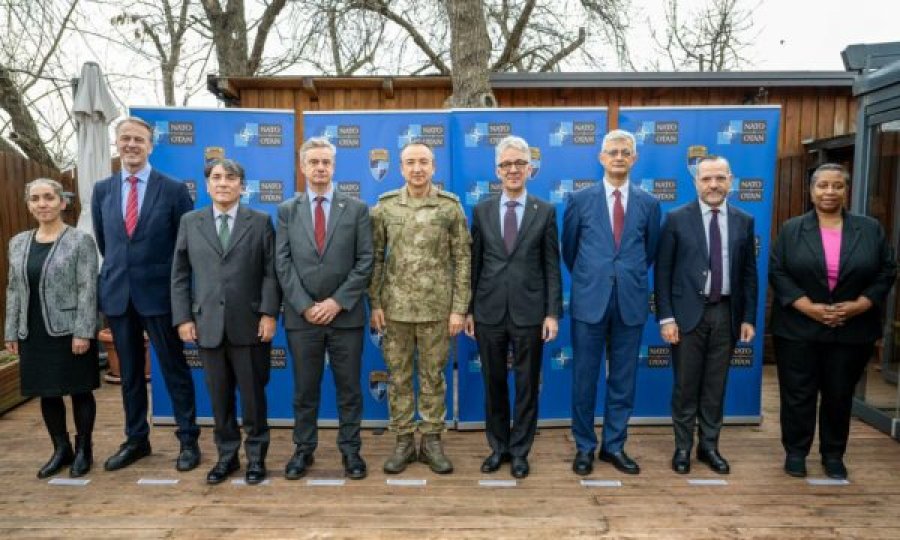 Komandanti i KFOR-it mbledh përfaqësuesit diplomatikë të QUINT, BE-së e Turqisë në Kosovë, iu flet situatën e sigurisë